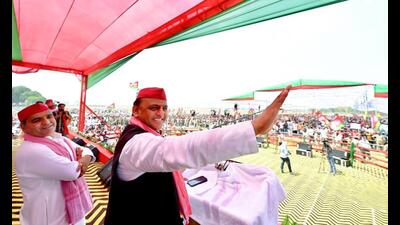 Samajwadi Party chief Akhilesh Yadav addresses a public meeting supporting party candidate Dharmendra Yadav for the sixth phase of the Lok Sabha polls, in Azamgarh on Wednesday. (ANI) Samajwadi Party chief Akhilesh Yadav addresses a public meeting supporting party candidate Dharmendra Yadav for the sixth phase of the Lok Sabha polls, in Azamgarh on Wednesday. (ANI)