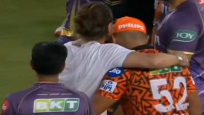 Shah Rukh Khan hugs Rahul Tripathi after KKR vs SRH IPL Qualifier 1 Shah Rukh Khan hugs Rahul Tripathi after KKR vs SRH IPL Qualifier 1