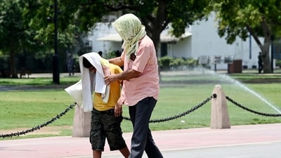 New Delhi, India - May 20, 2024: Visitors brave the Heat Wave in hot summer at Kartvaya Pathlawns , in New Delhi, India, on Monday, May 20, 2024. (Photo by Vipin Kumar/ Hindustan Times) (Hindustan Times) New Delhi, India - May 20, 2024: Visitors brave the Heat Wave in hot summer at Kartvaya Pathlawns , in New Delhi, India, on Monday, May 20, 2024. (Photo by Vipin Kumar/ Hindustan Times) (Hindustan Times)