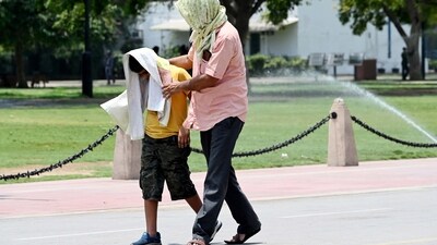 New Delhi, India - May 20, 2024: Visitors brave the Heat Wave in hot summer at Kartvaya Pathlawns , in New Delhi, India, on Monday, May 20, 2024. (Photo by Vipin Kumar/ Hindustan Times) New Delhi, India - May 20, 2024: Visitors brave the Heat Wave in hot summer at Kartvaya Pathlawns , in New Delhi, India, on Monday, May 20, 2024. (Photo by Vipin Kumar/ Hindustan Times)