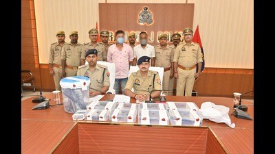 The accused and seized firearms in police custody in Prayagraj (HT Photo) The accused and seized firearms in police custody in Prayagraj (HT Photo)