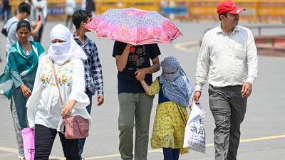 Tourists shield themselves from the afternoon sun near Red Fort on Wednesday. (Sanchit Khanna/HT Photo) Tourists shield themselves from the afternoon sun near Red Fort on Wednesday. (Sanchit Khanna/HT Photo)