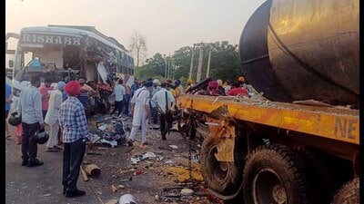 Two women were killed, and 20 others suffered injuries after an Amritsar-bound tourist bus rammed into a trailer truck parked on the highway near Chehlan in Samrala on Wednesday morning. (HT Photo)
