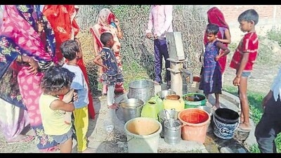 Women and kids line up at a hand-pump in Belhat village of Koraon. (HT) Women and kids line up at a hand-pump in Belhat village of Koraon. (HT)