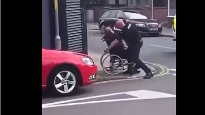 Snapshot of the police officer hitting the man on wheelchair. (X/@OneSixTwoThree1) Snapshot of the police officer hitting the man on wheelchair. (X/@OneSixTwoThree1)