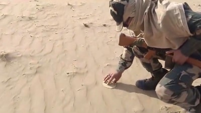 Rajasthan: BSF jawan roasting papad in hot sand in Bikaner. (X/@MeghUpdates) Rajasthan: BSF jawan roasting papad in hot sand in Bikaner. (X/@MeghUpdates)