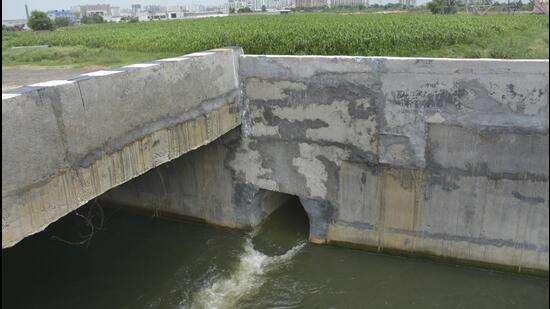 Environmentalist Sushil Raghav had sought the execution of the tribunal’s previous order of March 19, 2021, to stop the discharge of sewage and effluents into drains meant to carry only run-off rainwater. (HT Archive)