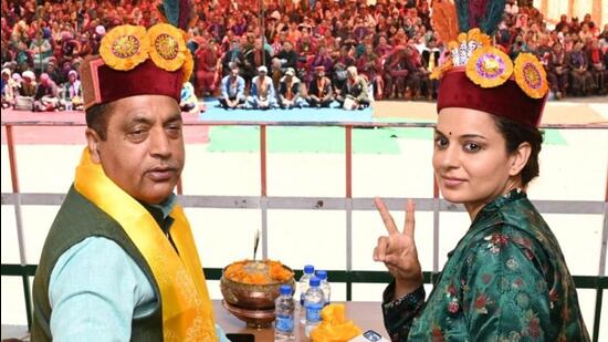 Former Himachal CM Jai Ram Thakur and BJP’s Mandi Lok Sabha candidate Kangana Ranaut during an election rally. (Aqil Khan/HT)