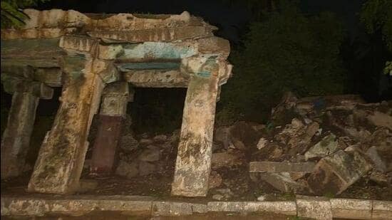 The ASI has confirmed that one pavilion of the Rathbeedi of Hampi’s Virupaksha temple collapsed on Tuesday night. (HT)