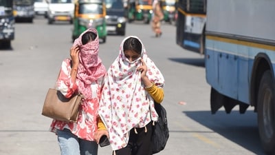 Avoid Excessive Sun Exposure: Limit your time in direct sunlight, especially during peak hours, and seek shade or indoor spaces to prevent overheating. (HT Photo/Praveen Kumar) Avoid Excessive Sun Exposure: Limit your time in direct sunlight, especially during peak hours, and seek shade or indoor spaces to prevent overheating. (HT Photo/Praveen Kumar)