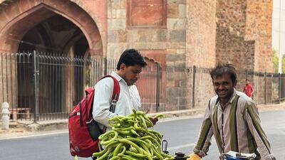A street vendor and his customer converse during the punishing heat. (HT photo)