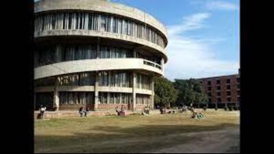 Dean students welfare Amit Chauhan said water tankers had been arranged to tackle the issue. (HT Photo)