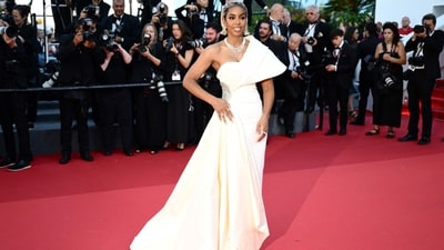 US singer Kelly Rowland stunned on the red carpet in a breathtaking all-white ensemble. Her outfit featured a one-shoulder neckline with an exaggerated sleeve, a cinched waist adorned with silver embellishments, and a long, extended floor-sweeping train at the side, exuding drama. Paired with a pearl necklace, she commanded attention and owned the red carpet. (Photo by Christophe SIMON / AFP) US singer Kelly Rowland stunned on the red carpet in a breathtaking all-white ensemble. Her outfit featured a one-shoulder neckline with an exaggerated sleeve, a cinched waist adorned with silver embellishments, and a long, extended floor-sweeping train at the side, exuding drama. Paired with a pearl necklace, she commanded attention and owned the red carpet. (Photo by Christophe SIMON / AFP)