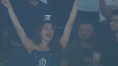 RCB vs RR IPL 2024: Janhvi Kapoor and Orry cheered for RCB at the Ahmedabad stadium. (X) RCB vs RR IPL 2024: Janhvi Kapoor and Orry cheered for RCB at the Ahmedabad stadium. (X)