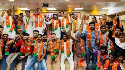 On Thursday AAP’s state secretary Sanjiv Rahi and leader Suparna Sharma, along with supporters and social workers, joined the BJP under the leadership of Vikram Dhawan, son of late AAP leader Harmohan Dhawan, who had recently joined the BJP at UP CM Yogi Adityanath’s rally. (HT Photo)