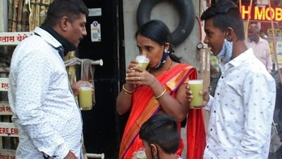 People consume various cold beverages during the summer, including lemonade and sugarcane juice, which are often mixed with ice. “If cleanliness is not maintained, the ice becomes contaminated with E Coli bacteria, which increases the risk of hepatitis,” said a doctor (HT Photo) People consume various cold beverages during the summer, including lemonade and sugarcane juice, which are often mixed with ice. “If cleanliness is not maintained, the ice becomes contaminated with E Coli bacteria, which increases the risk of hepatitis,” said a doctor (HT Photo)