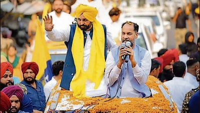 Punjab CM Bhagwant Mann with AAP’s Jalandhar candidate Pawan Kumar Tinu on Thursday. (HT Photo)