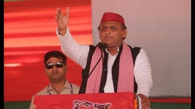 SP chief Akhilesh Yadav addressing public rally in Pratapgarh on Thursday. (HT) SP chief Akhilesh Yadav addressing public rally in Pratapgarh on Thursday. (HT)