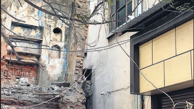 The derelict house in Sadar Bazar area is so damaged that today it is but an assortment of fragments (HT Photo) The derelict house in Sadar Bazar area is so damaged that today it is but an assortment of fragments (HT Photo)