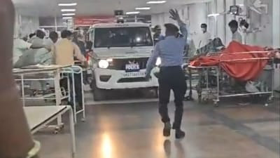 Uttarakhand: A security guard inside AIIMS Rishikesh's emergency ward gesturing for the police vehicle to stop. (Screengrab) Uttarakhand: A security guard inside AIIMS Rishikesh's emergency ward gesturing for the police vehicle to stop. (Screengrab)