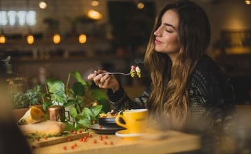 Enjoy a salad made with fresh veggies for lunch on a hot summer afternoon (Unsplash)