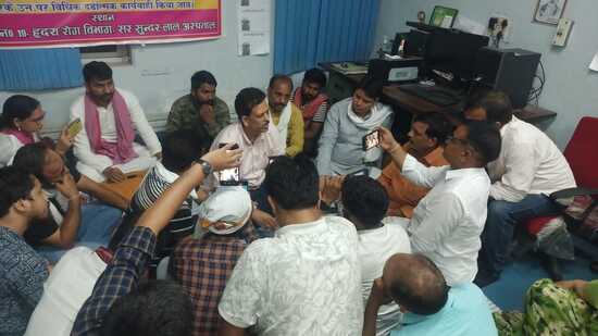 Prof Om Shankar observing fast unto death in his chamber at SSL, IMS-BHU. (HT)