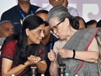 Congress leader Sonia Gandhi and Delhi CM's wife Sunita Kejriwal at Ramlila Maidan during an INDIA bloc rally. (Sanjeev Verma/HT Photo)