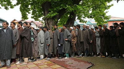 Kashmir, India - May. 13, 2024: Voters queue up to cast their votes at a polling station during the fourth phase of voting in Lok Sabha elections in Pulwama district,on 13 May 2024.(Photo By Waseem Andrabi /Hindustan Times)--
