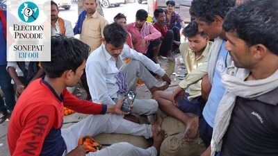 Across Haryana, it is now common to see clumps of people under large trees or in a courtyard, huddled over a phone. (HT photo) Across Haryana, it is now common to see clumps of people under large trees or in a courtyard, huddled over a phone. (HT photo)