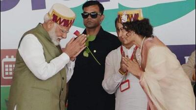 BJP candidate Kangana Ranaut welcoming Prime Minister Narendra Modi to the party rally in Mandi on Friday. (HT Photo) BJP candidate Kangana Ranaut welcoming Prime Minister Narendra Modi to the party rally in Mandi on Friday. (HT Photo)