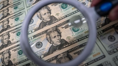 Money-market fund assets rose as elevated short-term rates continued to lure funds, even after recent economic data suggests the Federal Reserve could ease monetary policy this year. Photographer: Al Drago/Bloomberg (Bloomberg) Money-market fund assets rose as elevated short-term rates continued to lure funds, even after recent economic data suggests the Federal Reserve could ease monetary policy this year. Photographer: Al Drago/Bloomberg (Bloomberg)