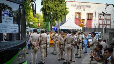 Delhi Police personnel seen deployed outside a polling station at Atal Adarsh Balika Vidyalaya, Gole Market. (Sanchit Khanna/HT) Delhi Police personnel seen deployed outside a polling station at Atal Adarsh Balika Vidyalaya, Gole Market. (Sanchit Khanna/HT)