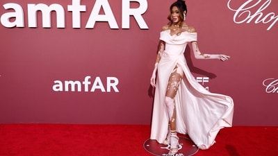 Canadian model Winnie Harlow dazzled on the red carpet in a gorgeous pastel pink ensemble. Her outfit features an off-the-shoulder neckline and a thigh-high side slit, adding a touch of glamour to her chic look. Styled with diamond drop statement earrings and strappy high heels, she rounded off her gala look. (Photo by Sameer Al-Doumy / AFP) Canadian model Winnie Harlow dazzled on the red carpet in a gorgeous pastel pink ensemble. Her outfit features an off-the-shoulder neckline and a thigh-high side slit, adding a touch of glamour to her chic look. Styled with diamond drop statement earrings and strappy high heels, she rounded off her gala look. (Photo by Sameer Al-Doumy / AFP)