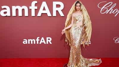 Canadian model and actress Coco Rocha made a dramatic statement on the red carpet in an all-gold ensemble. Her outfit featured striking golden detailing throughout, radiating glitz and glamour with a floor-sweeping hemline. Paired with a matching golden feathered headpiece, she stole the spotlight. (Photo by Sameer Al-Doumy / AFP) Canadian model and actress Coco Rocha made a dramatic statement on the red carpet in an all-gold ensemble. Her outfit featured striking golden detailing throughout, radiating glitz and glamour with a floor-sweeping hemline. Paired with a matching golden feathered headpiece, she stole the spotlight. (Photo by Sameer Al-Doumy / AFP)