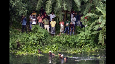 Police search for the body parts of Bangladesh MP Anwarul Azim Anwar who was brutally murdered in Kolkata. (ANI Photo) Police search for the body parts of Bangladesh MP Anwarul Azim Anwar who was brutally murdered in Kolkata. (ANI Photo)