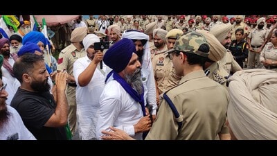 Police stop the farmers from moving towards Prime Minister Narendra Modi’s rally venue in Gurdaspur on Friday. (Sameer Sehgal/HT)