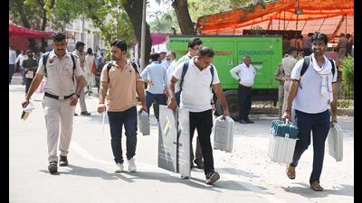 Polling officers carrying Electronic Voting Machines and Voter Verifiable Paper Audit Trail (VVPAT) machines walk to a bus to be taken to polling stations ahead of the sixth phase of the Lok Sabha elections 2024 in Gurugram on Friday. (Parveen Kumar/HT PHOTO (Representational Image)) Polling officers carrying Electronic Voting Machines and Voter Verifiable Paper Audit Trail (VVPAT) machines walk to a bus to be taken to polling stations ahead of the sixth phase of the Lok Sabha elections 2024 in Gurugram on Friday. (Parveen Kumar/HT PHOTO (Representational Image))