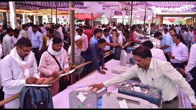 Polling parties leave for their assigned poll stations in Allahabad and Phulpur Lok Sabha constituencies on Friday (HT) Polling parties leave for their assigned poll stations in Allahabad and Phulpur Lok Sabha constituencies on Friday (HT)