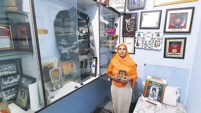 Sepoy Gurtej Singh’s mother Parkash Kaur with his Vir Chakra. (HT PHOTO) Sepoy Gurtej Singh’s mother Parkash Kaur with his Vir Chakra. (HT PHOTO)