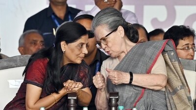 Congress leader Sonia Gandhi and Delhi CM's wife Sunita Kejriwal at Ramlila Maidan during an INDIA bloc rally. (Sanjeev Verma/HT Photo) Congress leader Sonia Gandhi and Delhi CM's wife Sunita Kejriwal at Ramlila Maidan during an INDIA bloc rally. (Sanjeev Verma/HT Photo)