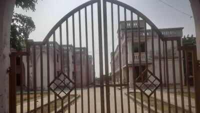The weavers’ sale centre at Mubarakpur (Azamgarh) lies locked. (SOURCED) The weavers’ sale centre at Mubarakpur (Azamgarh) lies locked. (SOURCED)