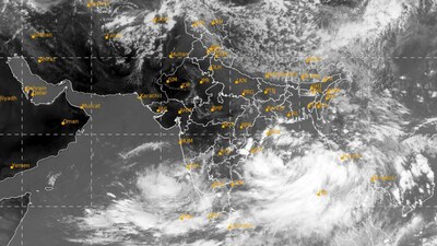 Cyclone Remal news: The meteorological department expects a wind speed of upto 100 to 120 km per hour at the time of the landfall. (IMD) Cyclone Remal news: The meteorological department expects a wind speed of upto 100 to 120 km per hour at the time of the landfall. (IMD)