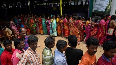 Voters queue up to cast their ballots at a polling station during the fifth phase of voting in India's general election in Uluberia of Howrah district on May 20, 2024. (AFP) Voters queue up to cast their ballots at a polling station during the fifth phase of voting in India's general election in Uluberia of Howrah district on May 20, 2024. (AFP)