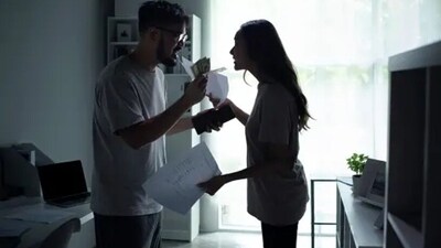 We feel dissatisfied with the relationship and start to question ourselves if this is what we are looking for in a relationship. (Unsplash) We feel dissatisfied with the relationship and start to question ourselves if this is what we are looking for in a relationship. (Unsplash)