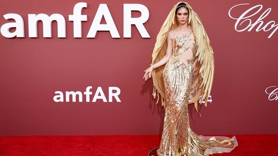 Canadian model and actress Coco Rocha made a dramatic statement on the red carpet in an all-gold ensemble. Her outfit featured striking golden detailing throughout, radiating glitz and glamour with a floor-sweeping hemline. Paired with a matching golden feathered headpiece, she stole the spotlight.(Photo by Sameer Al-Doumy / AFP)