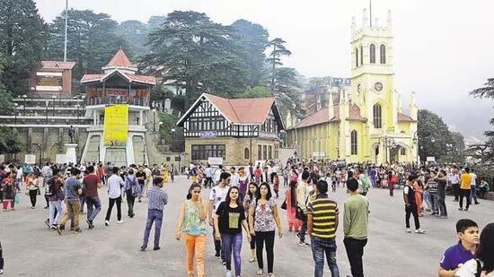 With campaigning for the Lok Sabha elections reaching crescendo, tourists particularly from the northern Indian plains are visiting the hill stations to seek relief from the sweltering heat. The tourist rush has increased in the state capital Shimla and its surrounding regions, while the influx is high in the other popular hill stations. (HT File)
