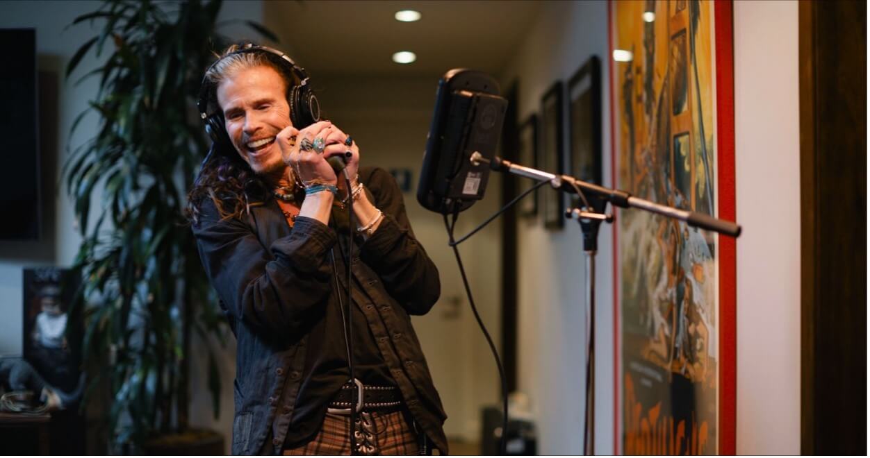 Steven Tyler records his harmonica solo for Killing Floor. (slashonline.com)