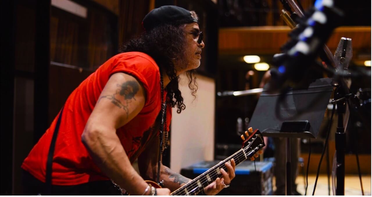 Slash performs Metal Chestnut in the studio. (slashonline.com)