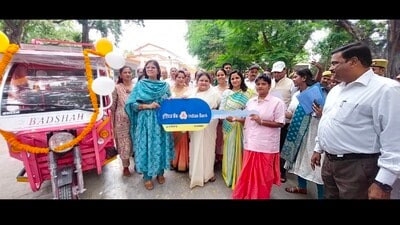 Aarti Kashyap received her pink auto from Bahraich District Magistrate Monika Rani and other administrative officials on October 2, 2023 (HT File photo) Aarti Kashyap received her pink auto from Bahraich District Magistrate Monika Rani and other administrative officials on October 2, 2023 (HT File photo)