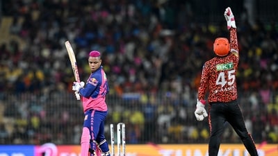 Rajasthan Royals' Shimron Hetmyer (L) is clean bowled as Sunrisers Hyderabad's wicketkeeper Heinrich Klaasen celebrates his dismissal.- (AFP) Rajasthan Royals' Shimron Hetmyer (L) is clean bowled as Sunrisers Hyderabad's wicketkeeper Heinrich Klaasen celebrates his dismissal.- (AFP)